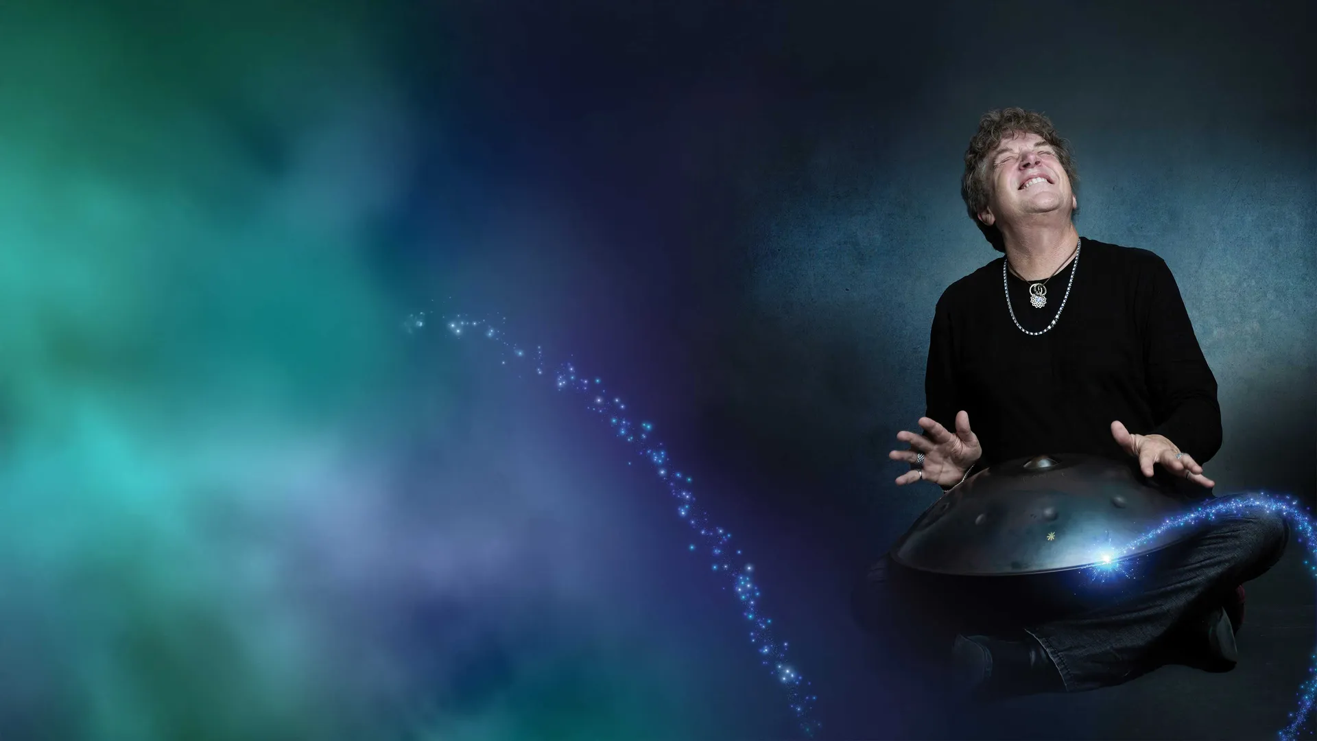 JH-PLAYING-HANG_2_4096x2304